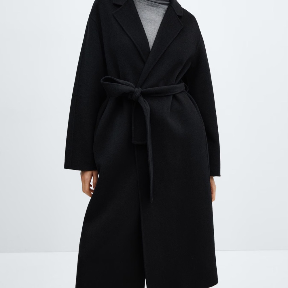 Elegant Black Trench Coat with Relaxed Fit